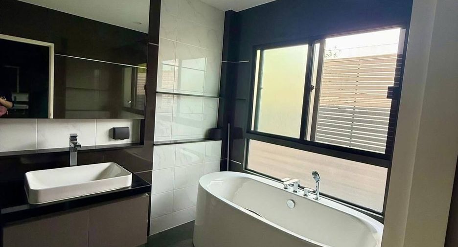 For rent 4 bedrooms house in Bang Kapi, Bangkok