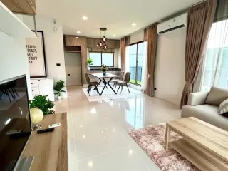 À louer 4 chambres maison à Bang Kapi, Bangkok