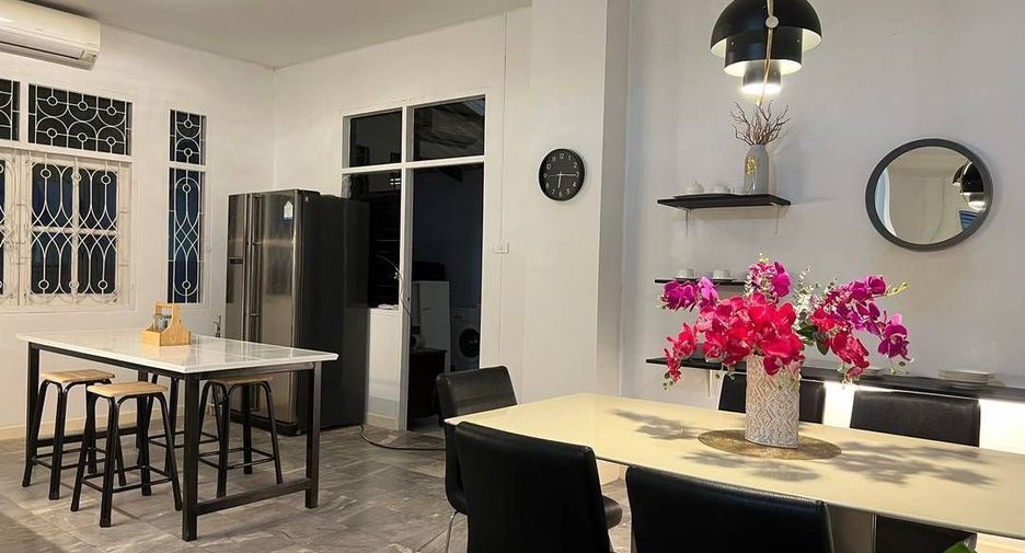 For rent 5 bedrooms townhouse in Suan Luang, Bangkok