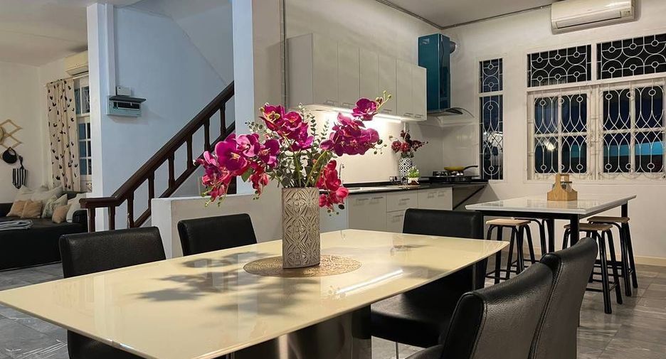 For rent 5 bedrooms townhouse in Suan Luang, Bangkok