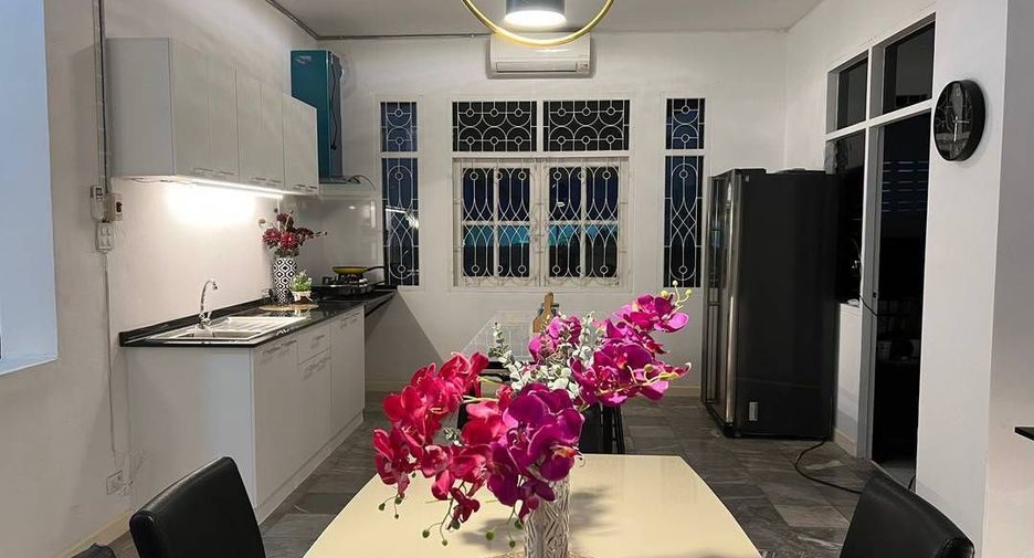 For rent 5 bedrooms townhouse in Suan Luang, Bangkok