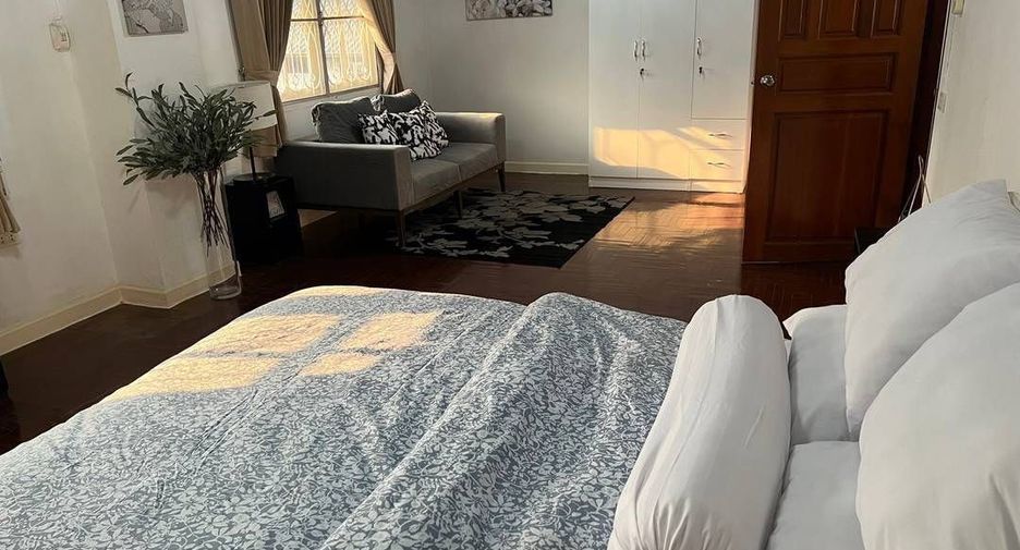 For rent 5 bedrooms townhouse in Suan Luang, Bangkok