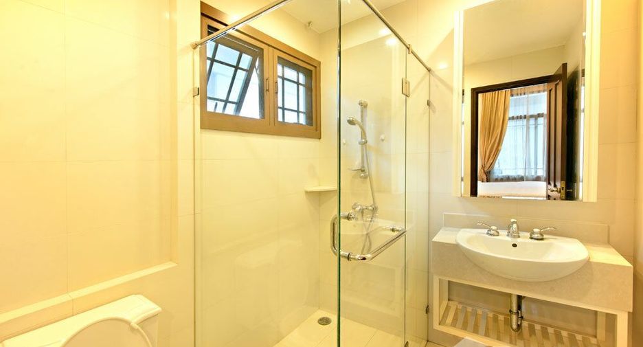 For rent 4 bedrooms house in Yan Nawa, Bangkok