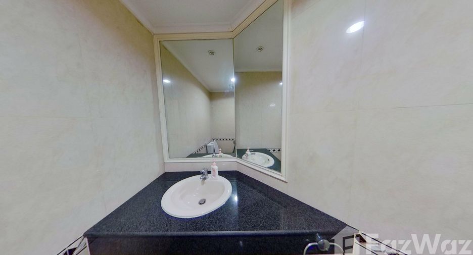 For rent 4 bedrooms condo in Watthana, Bangkok
