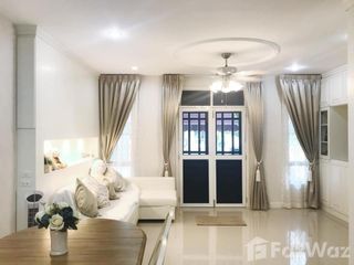 Reihenhaus zur Miete mit 3 Zimmer in Phra Khanong, Bangkok
