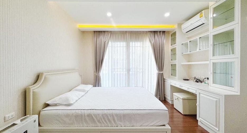 For rent 3 bedrooms townhouse in Phra Khanong, Bangkok