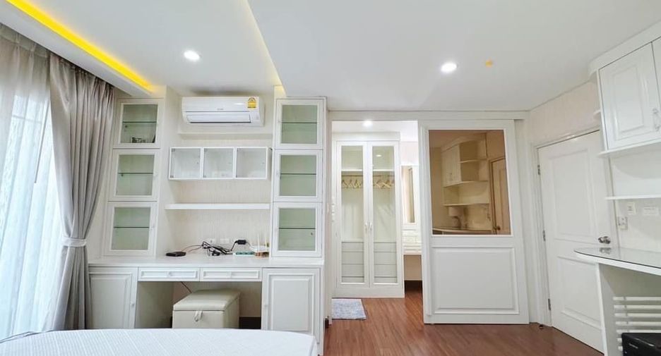 For rent 3 bedrooms townhouse in Phra Khanong, Bangkok