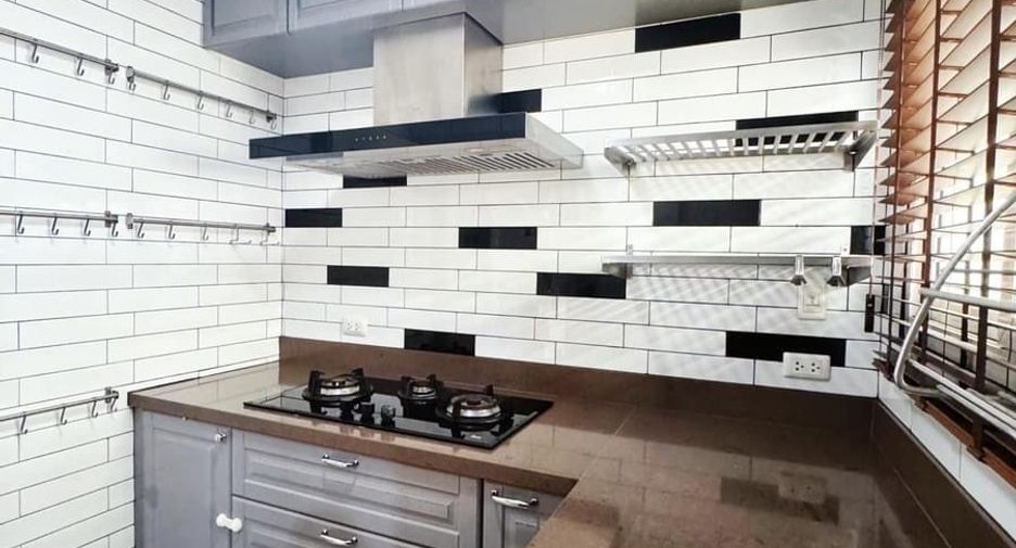 For rent 3 bedrooms townhouse in Phra Khanong, Bangkok
