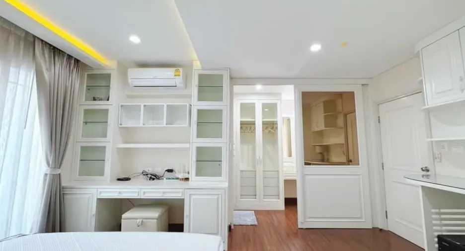For rent 3 bedrooms townhouse in Phra Khanong, Bangkok