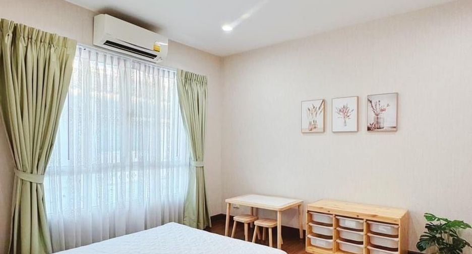 For rent 3 bedrooms townhouse in Phra Khanong, Bangkok