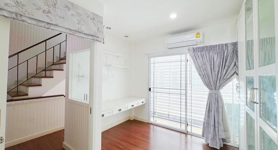 For rent 3 bedrooms townhouse in Phra Khanong, Bangkok
