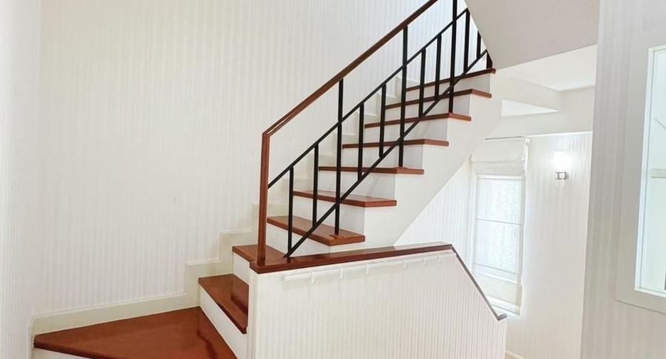 For rent 3 bedrooms townhouse in Phra Khanong, Bangkok