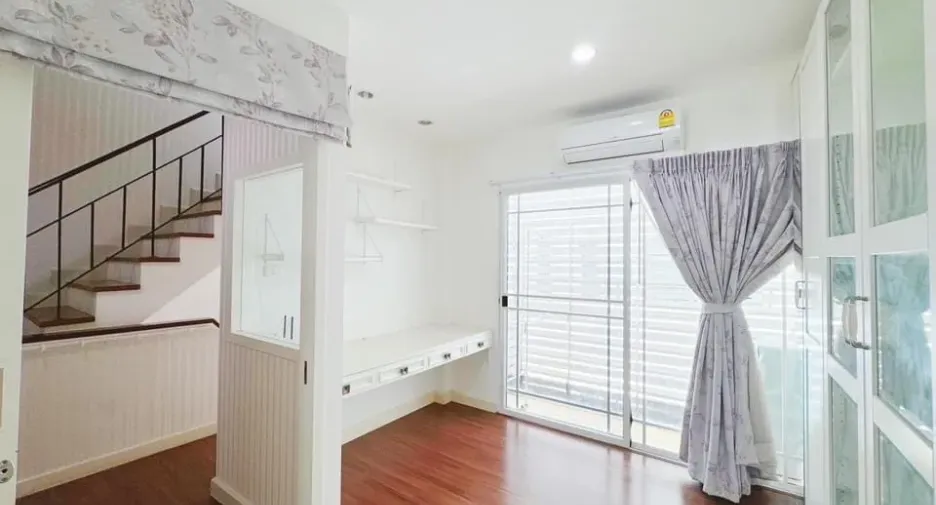 For rent 3 bedrooms townhouse in Phra Khanong, Bangkok