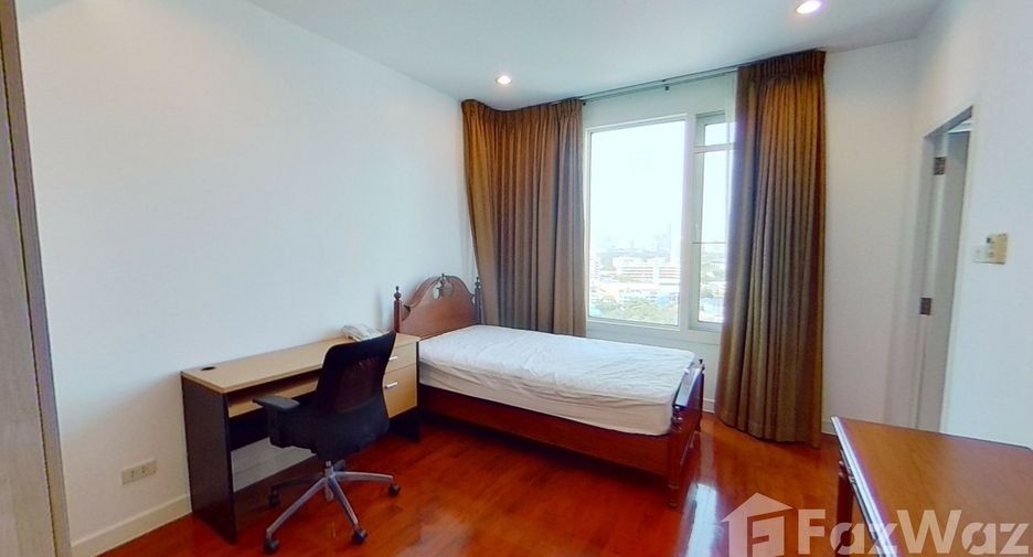 For rent 3 bedrooms condo in Khlong Toei, Bangkok
