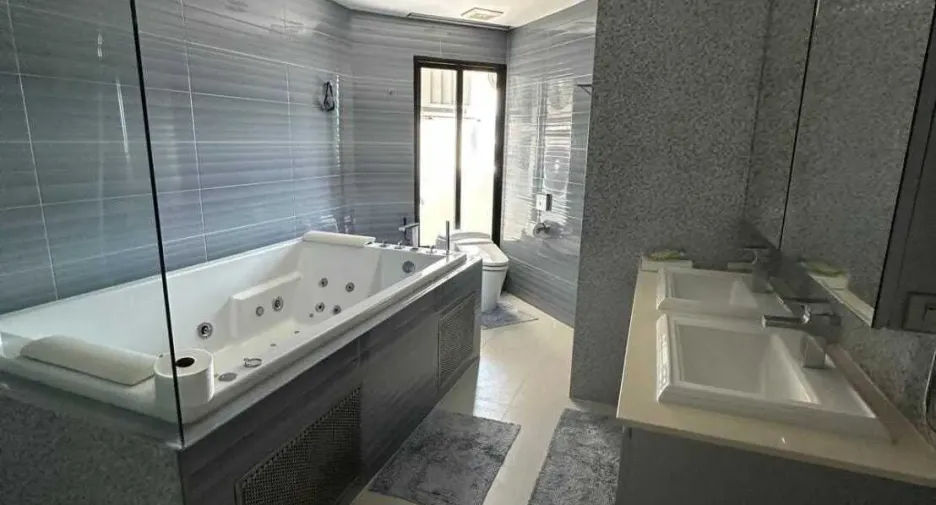 Wohnung zur Miete mit 4 Zimmer in Khlong Toei, Bangkok