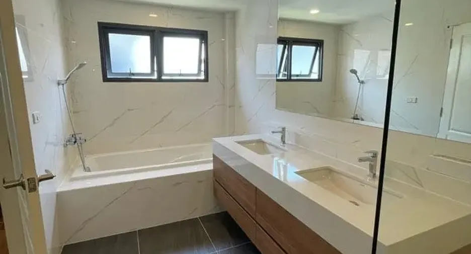 For rent 4 bedrooms condo in Don Mueang, Bangkok