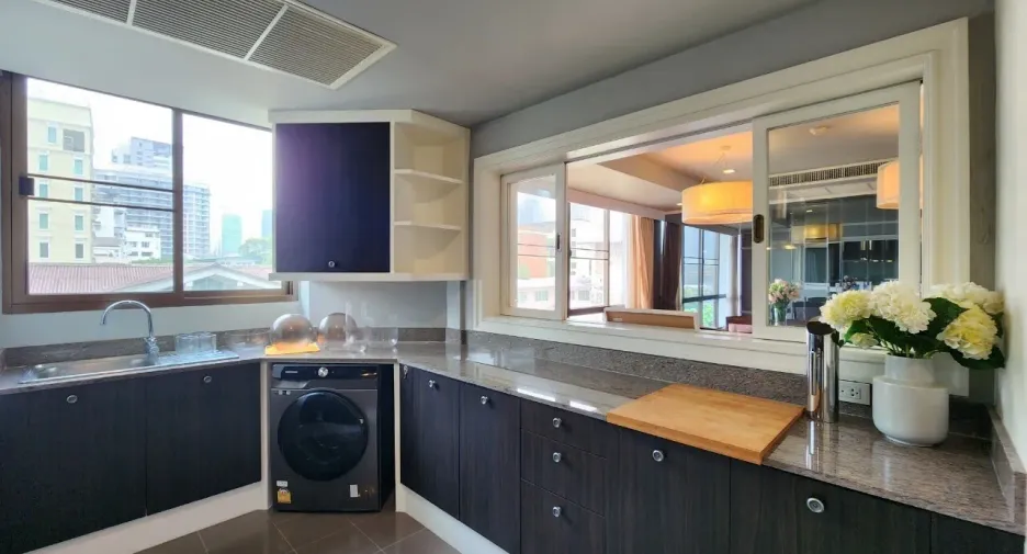 For rent 2 bedrooms apartment in Pathum Wan, Bangkok