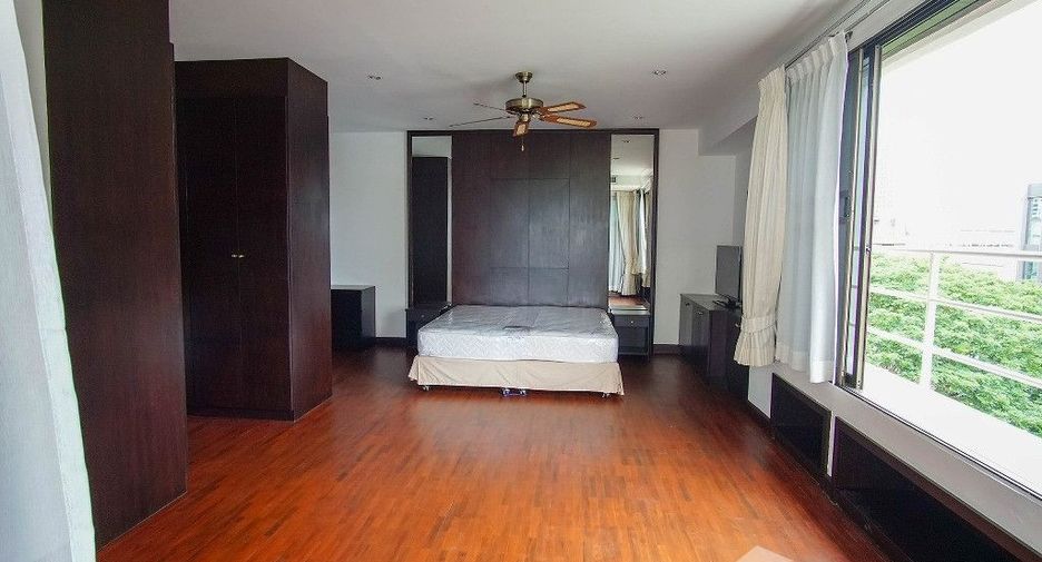 For rent 4 bedrooms condo in Watthana, Bangkok