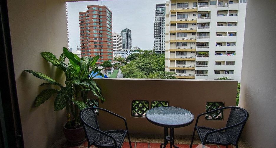 For rent 4 bedrooms condo in Watthana, Bangkok