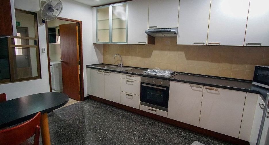 For rent 4 bedrooms condo in Watthana, Bangkok