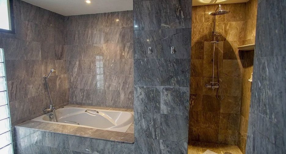 For rent 4 bedrooms condo in Watthana, Bangkok
