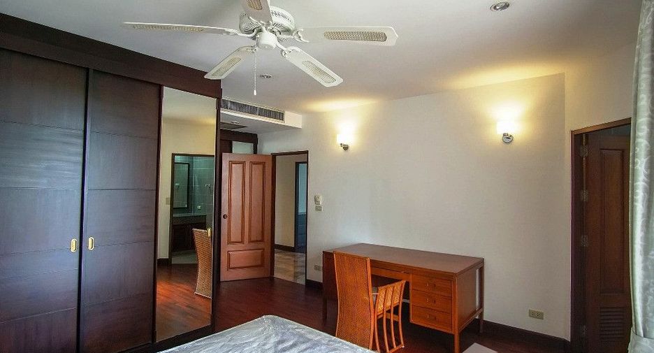 For rent 4 bedrooms condo in Watthana, Bangkok