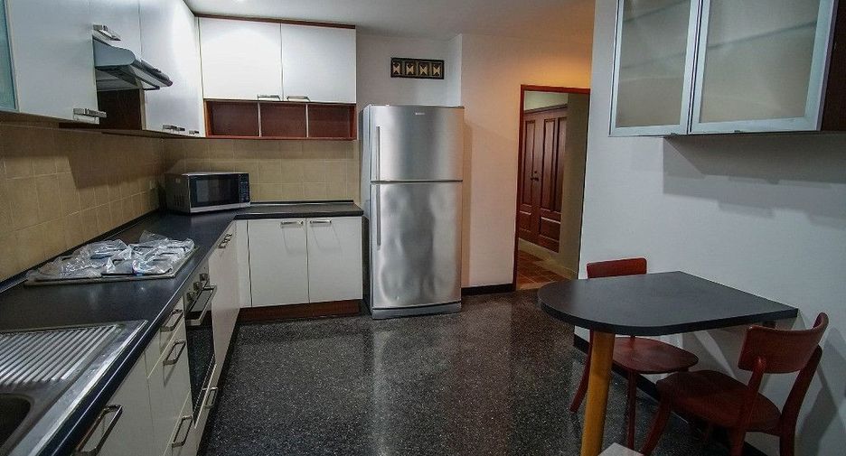 For rent 4 bedrooms condo in Watthana, Bangkok