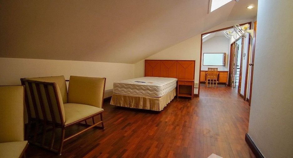 For rent 4 bedrooms condo in Watthana, Bangkok