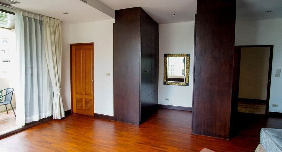 For rent 4 bedrooms condo in Watthana, Bangkok