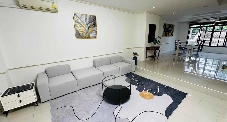 For rent 4 bedrooms townhouse in Watthana, Bangkok