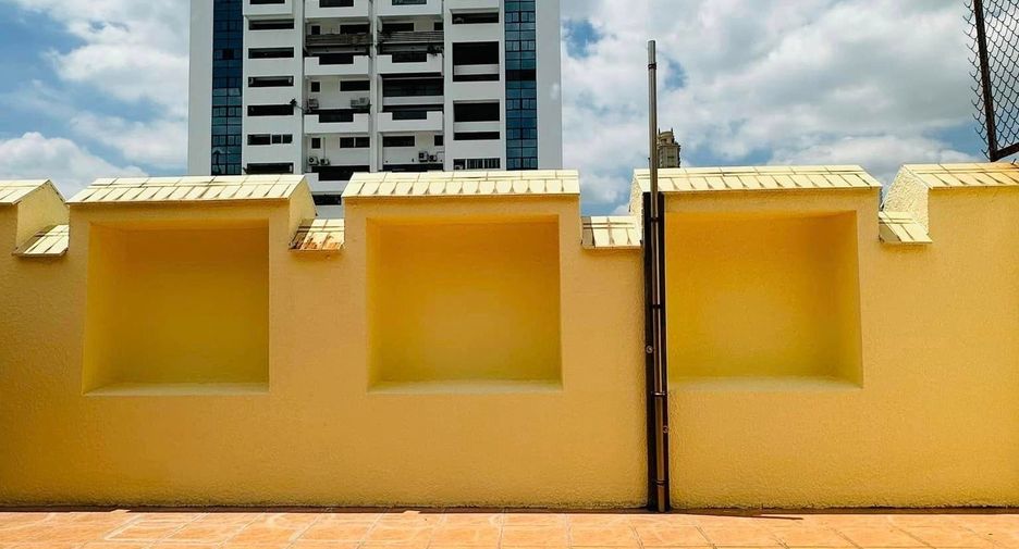 For rent 4 bedrooms townhouse in Watthana, Bangkok