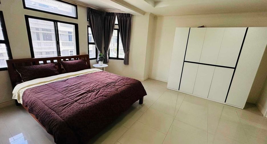 For rent 4 bedrooms townhouse in Watthana, Bangkok