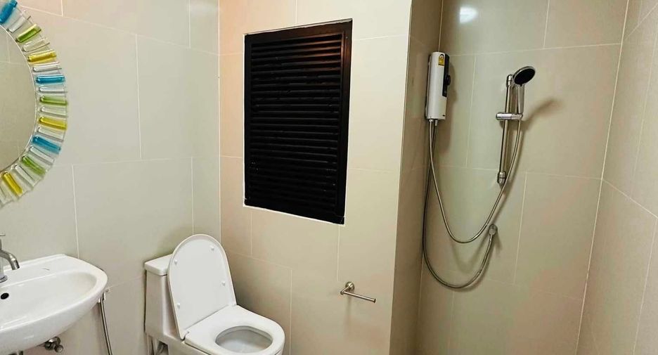 For rent 4 bedrooms townhouse in Watthana, Bangkok