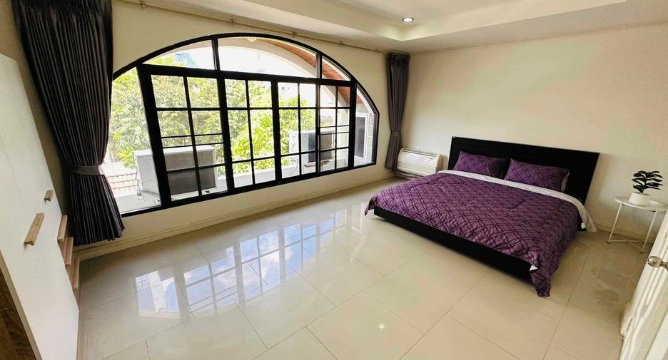 For rent 4 bedrooms townhouse in Watthana, Bangkok