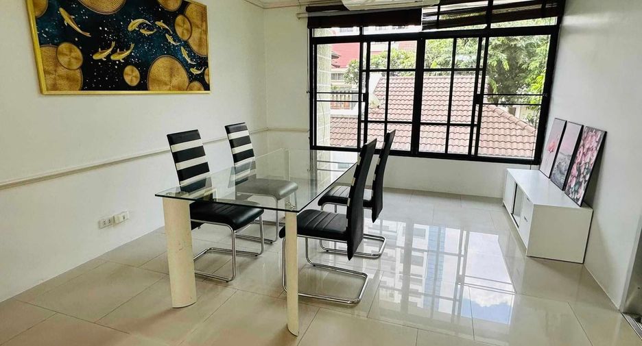 For rent 4 bedrooms townhouse in Watthana, Bangkok