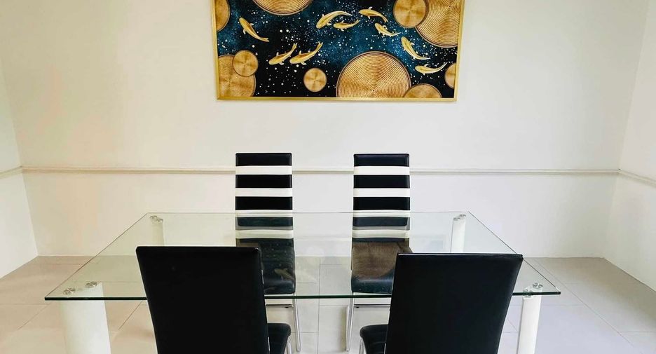 For rent 4 bedrooms townhouse in Watthana, Bangkok