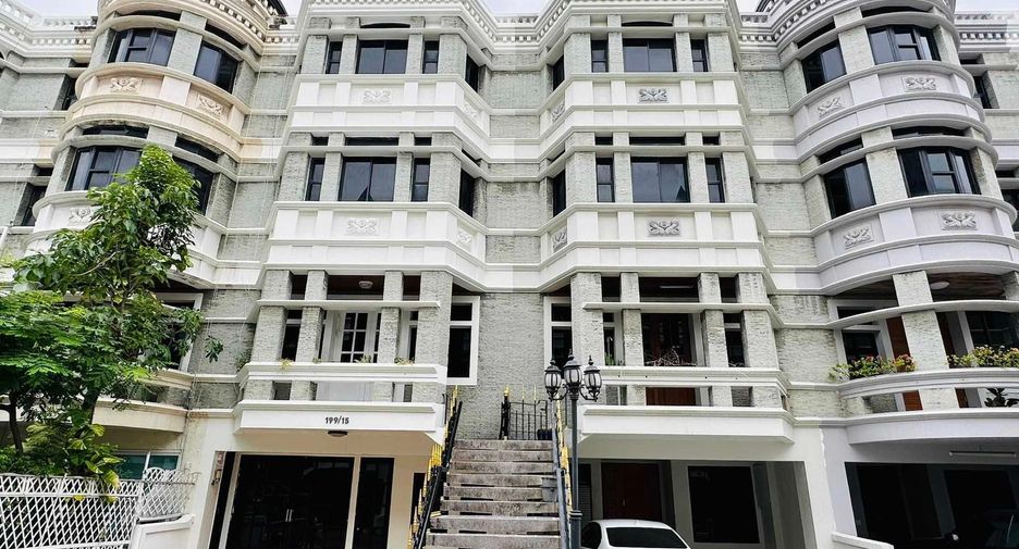 For rent 4 bedrooms townhouse in Watthana, Bangkok