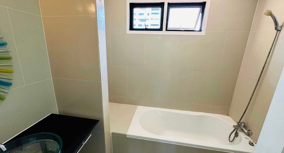 For rent 4 bedrooms townhouse in Watthana, Bangkok