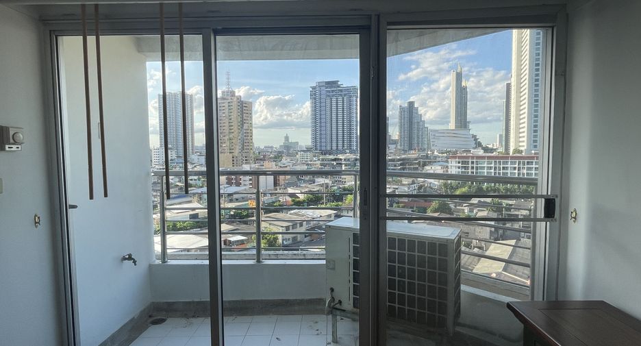 For rent 3 bedrooms condo in Sathon, Bangkok