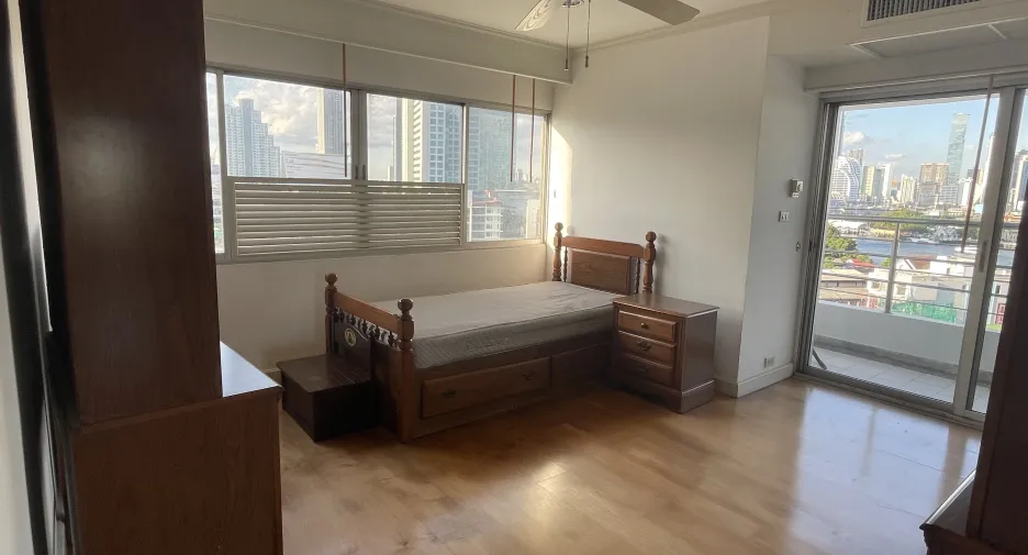 For rent 3 bedrooms condo in Sathon, Bangkok
