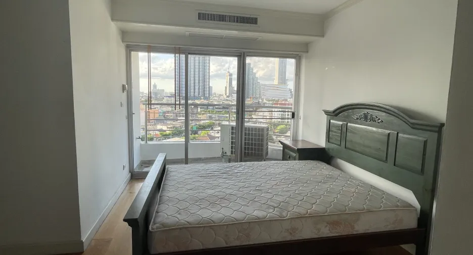 For rent 3 bedrooms condo in Sathon, Bangkok