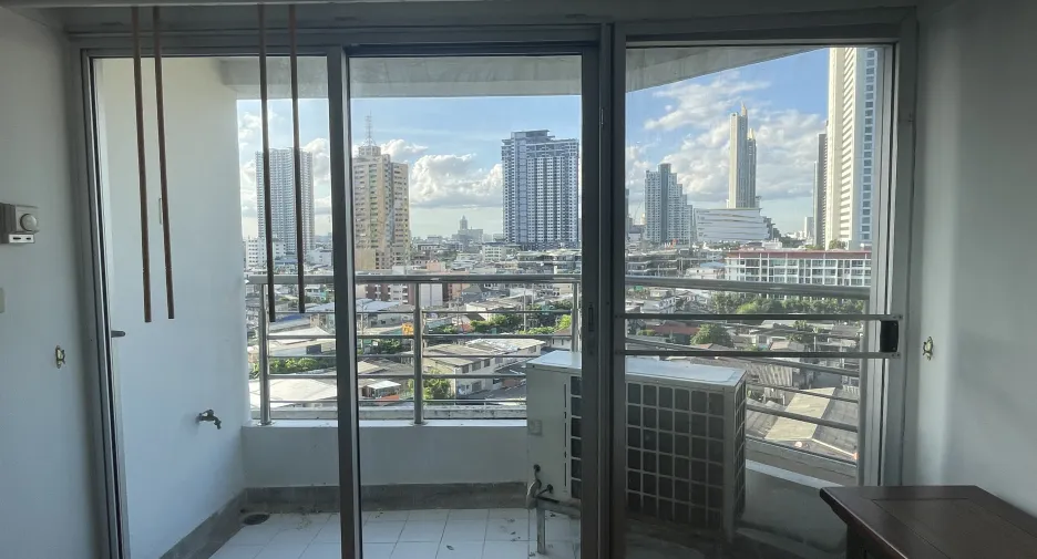 For rent 3 bedrooms condo in Sathon, Bangkok