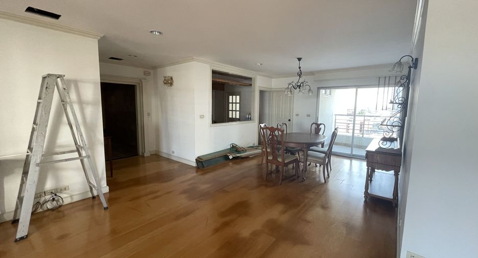 For rent 3 bedrooms condo in Sathon, Bangkok