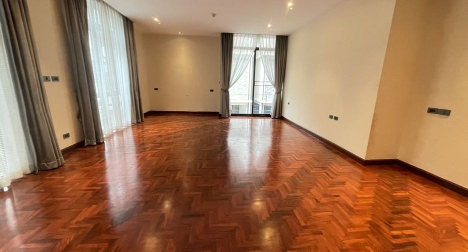 For rent 4 bedrooms house in Khlong Toei, Bangkok