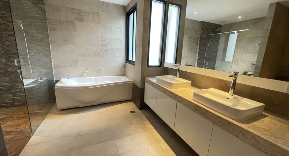 For rent 4 bedrooms house in Khlong Toei, Bangkok