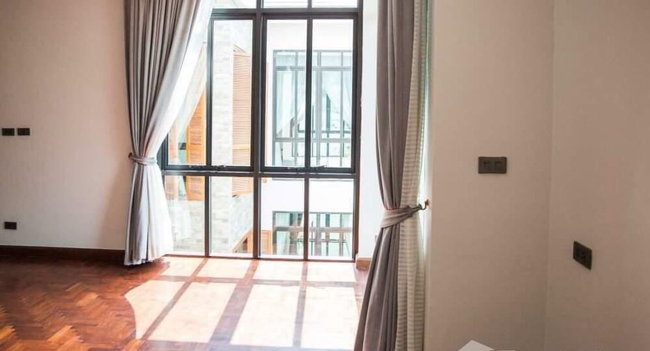 For rent 4 bedrooms house in Khlong Toei, Bangkok