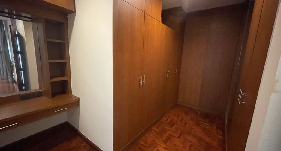 For rent 4 bedrooms house in Khlong Toei, Bangkok