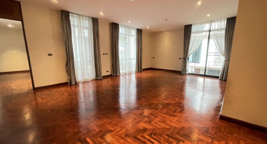 For rent 4 bedrooms house in Khlong Toei, Bangkok