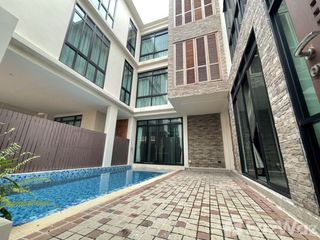 Casa en alquiler de 4 habitaciones en Khlong Toei, Bangkok