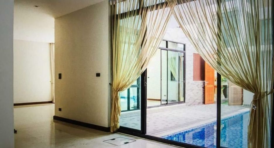 For rent 4 bedrooms house in Khlong Toei, Bangkok